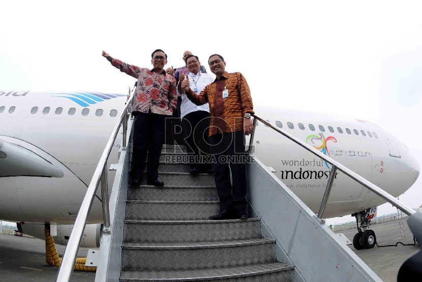 Direktur Utama PT Garuda Indonesia Arif Wibowo (kiri) didampingi Vice President Haji PT Garuda Indonesia, Hadi Syahrean (kedua kiri), Direktur Utama Garuda Maintenance Facility (GMF) AeroAsia Richard Budihadianto (kedua kanan) serta Direktur Direktur Tekni