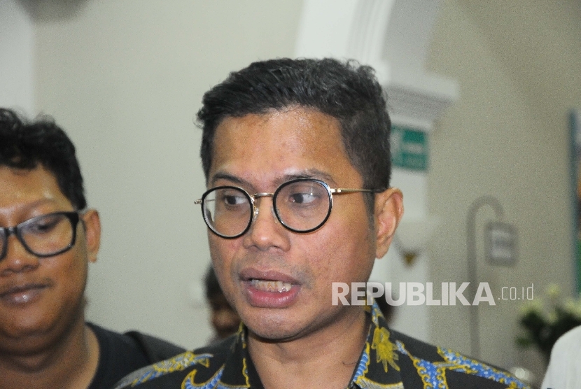 Direktur Utama PT Garuda Indonesia Tbk Pahala Mansury merbincang dengan wartawan saat buka puasa bersama media di Gedung Garuda, Jakarta, Senin (12/6).