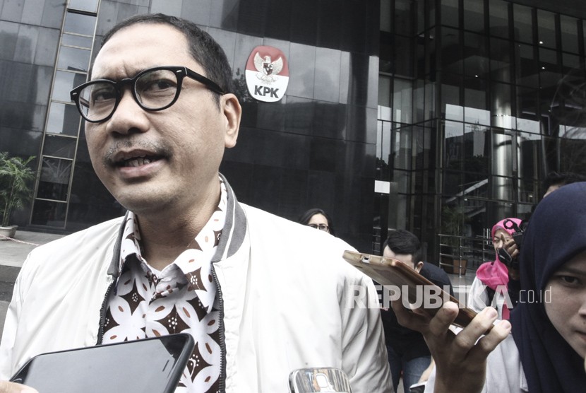 Direktur Utama PT Garuda Maintenance Facility Aero Asia (GMF) Iwan Joeniarto menolak menjawab pertanyaan wartawan usai menjalani pemeriksaan di gedung KPK, Jakarta, Senin (29/1).