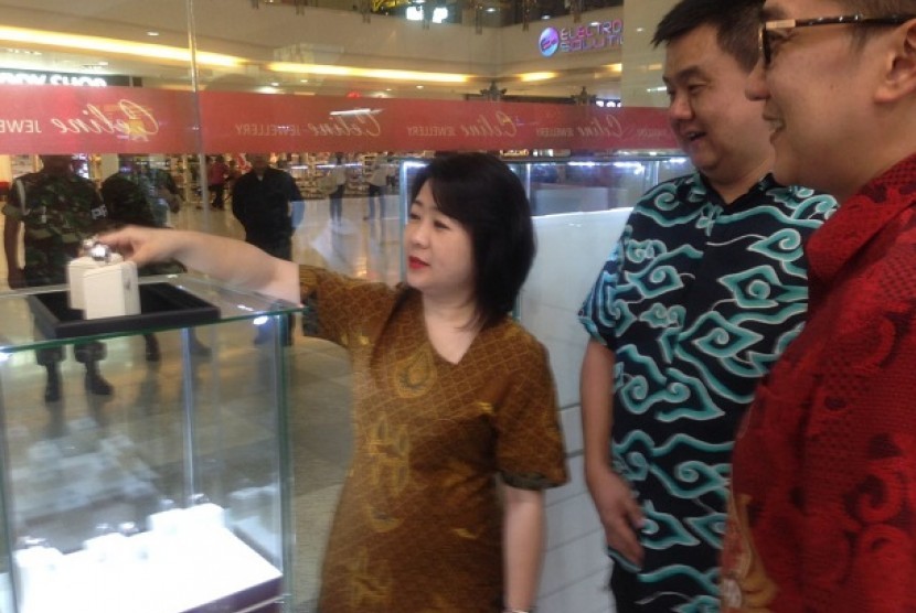 Direktur Utama PT Hartadinata Abadi Sandra Sunanto memantau salah satu gerai bisnis perhiasan emasnya di Bandung, Selasa (28/2).