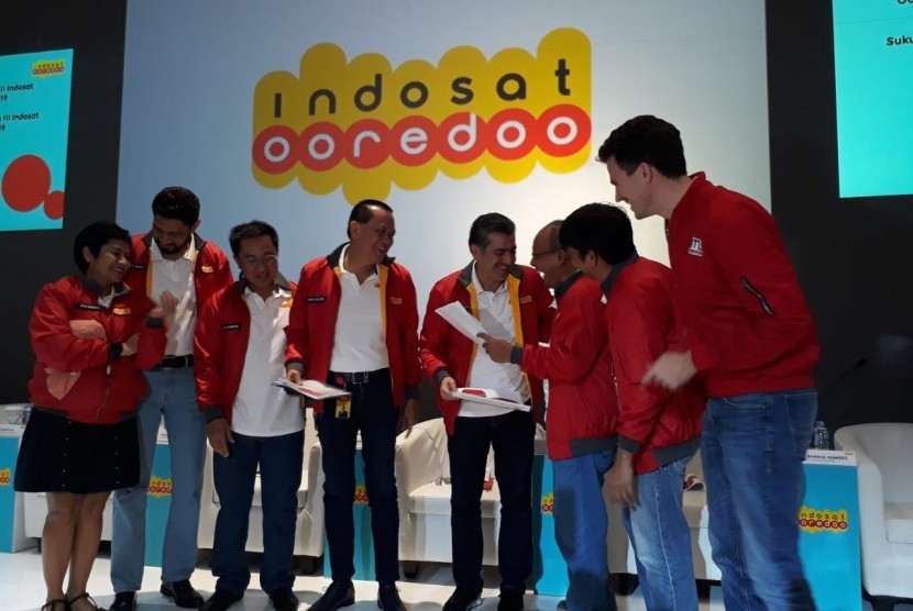 Direktur Utama PT Indosat Ooredoo, Chris Kanter bersama jajaran direksi dalam paparan publik dan penawaran obligasi juga sukuk ijarah tahap I 2019, di Kantor Pusat Indosat Ooredoo, Kamis (24/1). 