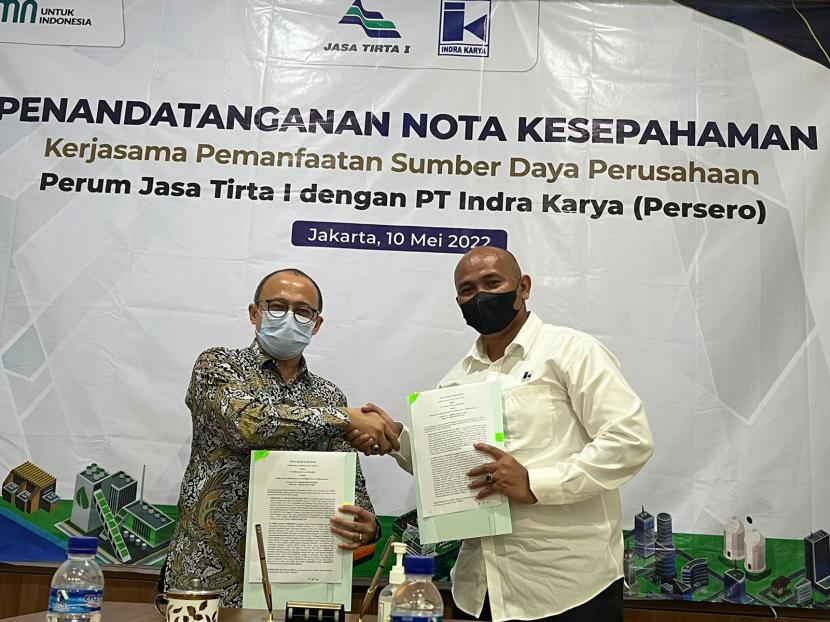 Direktur Utama PT Indra Karya (Persero) Gok Ari Joso Simamora (kanan) dan Direktur Utama Perusahaan Umum (Perum) Jasa Tirta I Raymond Valiant Ruritan seusai menandatangani komitmen kerja sama kedua BUMN di Jakarta, Selasa (10/5).