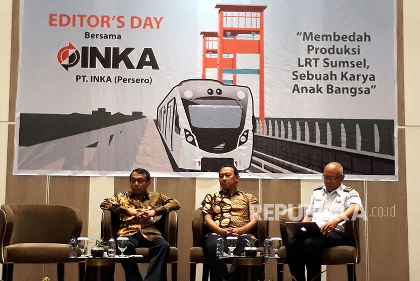 Direktur Utama PT INKA Budi Noviantoro (kedua dari kiri) berbicara pada Editors Day, Selasa (30/10) bersama pengamat transportasi dari Masyarakat Transportasi Indonesia (MTI) Djoko Setijowarno dan Kasubdit Lalulintas Kementerian Perhubungan Yudi Karyanto.