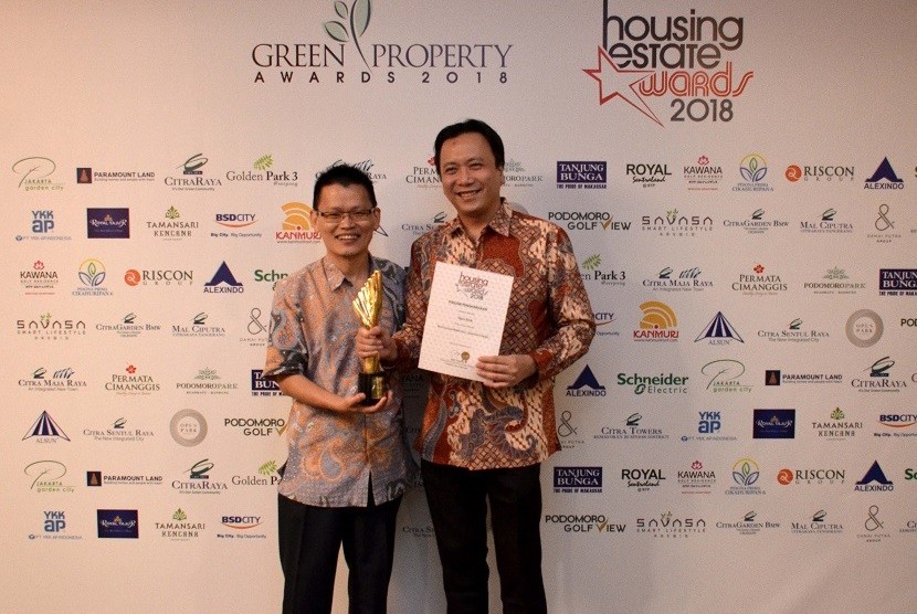 Direktur Utama PT Izumi Sentul Realty, Ricky Kinanto Teh (kiri) berpose bersama Associate Director Sales & Marketing PT Sentul City Tbk, Kelvin Octavianus seusai menerima penghargaan HousingEstate Awards 2018.