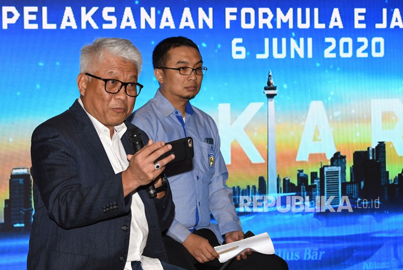 Direktur Utama PT Jakarta Propertindo (Jakpro) Dwi Wahyu Daryoto (kiri) didampingi Ketua Umum Ikatan Motor Indonesia (IMI) Pusat Sadikin Aksa, menyampaikan keterangan pers tentang penyelenggaraan balap mobil Formula E di Jakarta, Jumat (14/2/2020).