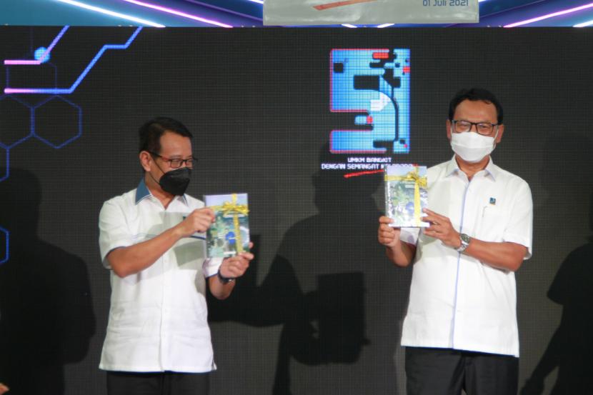 Direktur Utama PT Jamkrindo (Persero) Putrama W Setyawan (kiri).  Sepanjang 2021, Jamkrindo telah merealisasikan volume penjaminan sebesar Rp 247,61 triliun dengan total terjamin 11.151.289 debitur UMKM.