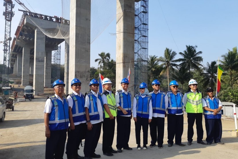 Direktur Utama PT Jasa Marga (Persero) Desi Arryani meninjau pembangunan proyek jalan tol Semarang-Ngawi di Jembatan Kenteng, Salatiga, Rabu (17/10)