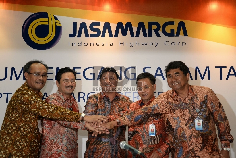 Direktur Utama PT Jasa Marga (Persero)?Tbk Adityawarman (Tengah) bersama jajaran Direksi usai Rapat Umum Pemegang Saham Tahunan (RUPST) 2015 di Jakarta, Rabu (18/3).