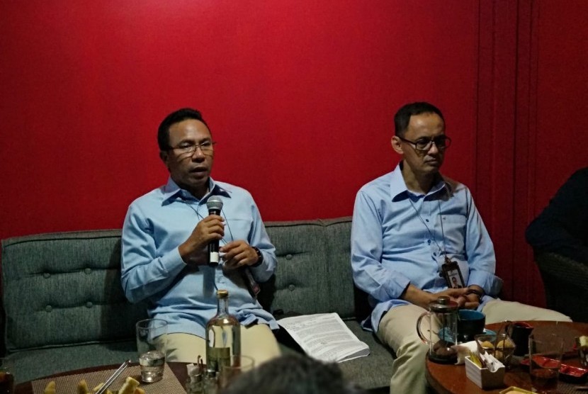 Direktur Utama PT Jasaraharja Putera Zulmahdiar (kiri) dan Direktur Keuangan Umum dan SDM Jasaraharja Putera Abdul Harris (kanan) menjelaskan mengenai aplikasi JP-Mobile dalam media gathering dengan media di kawasan Cilandak, Jakarta Selatan, Rabu malam (12/12). 