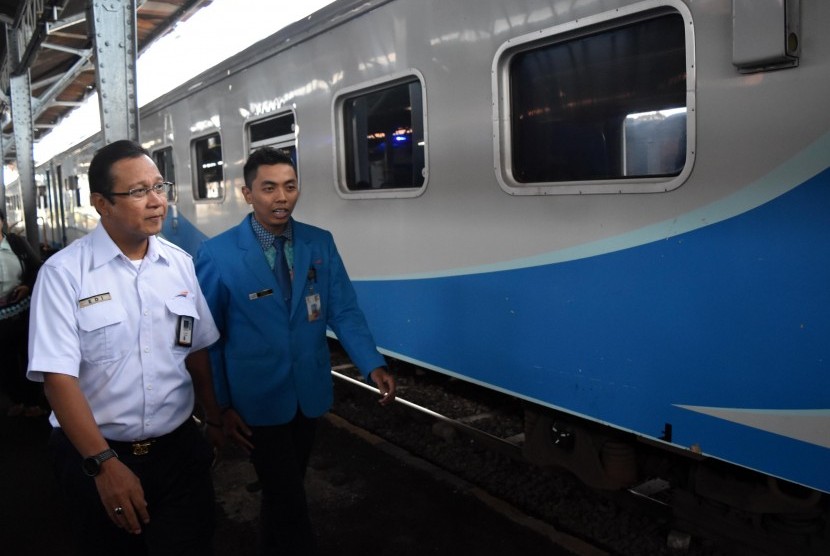 Direktur Utama PT Kereta Api Indonesia (KAI) Edi Sukmoro (kiri) menginpeksi gerbong kereta api (KA) Kamandaka rute Semarang-Purwokerto di Stasiun Tawang, Semarang, Jawa Tengah.