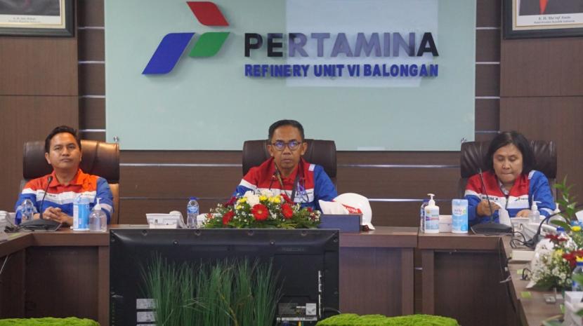 Direktur Utama PT Kilang Pertamina Internasional Taufik Adityawarman (Tengah) menyampaikan capaian kinerja Pertamina RU 6  Balongan hingga November 2022. Didampingi Dewan Komisaris PT KPI Agustina Murbaningsih (Kanan), Dirut juga mengecek kehandalan Operasional Kilang jelang Tahun Baru.