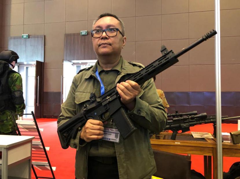 Direktur Utama PT Komodo Armament Indonesia, Dananjaya A Trihardjo saat menunjukkan dan menjelaskan senjata serbu Komodo D5 buatan perusahaannya disela-sela pameran Indo Defence 2022 di JIExpo Kemayoran, Jakarta Pusat, Rabu (2/11/2022).