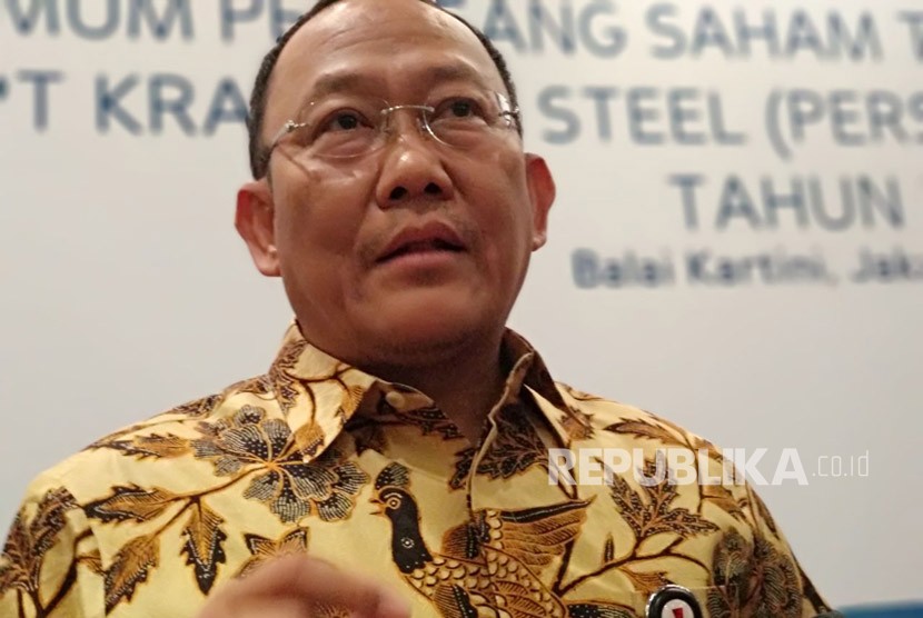 Direktur Utama PT Krakatau Steel (Persero) Tbk Mas Wigrantoro Roes Setiyadi memberikan pernyataan setelah melangsungkan Rapat Pemegang Saham Tahun Buku 2017 di Balai Kartini, Jakarta Selatan, Rabu (18/4). 