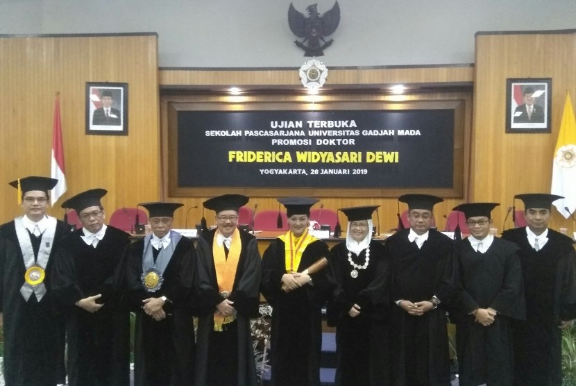 Direktur Utama PT Kustodian Sentral Efek Indonesia (KSEI), Friderica Widyasari Dewi (tengah), usai menjalani ujian doktor di Pascasarjana Universitas Gadjah Mada (UGM).