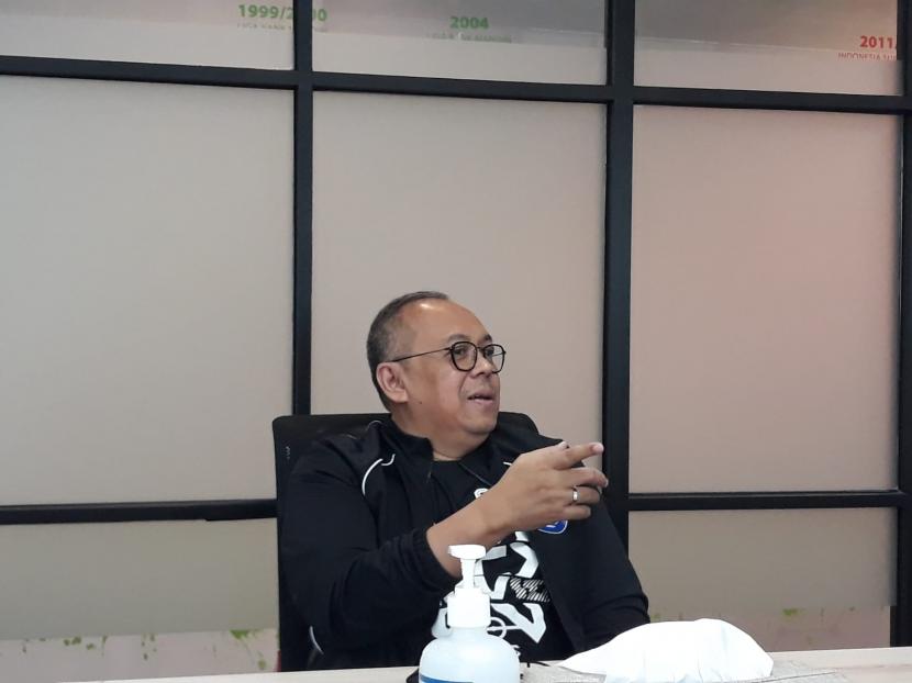 Direktur Utama PT Liga Indonesia Baru dan (LIB), Akhmad Hadian Lukita di kantor LIB, Jakarta, Jumat (29/10). 