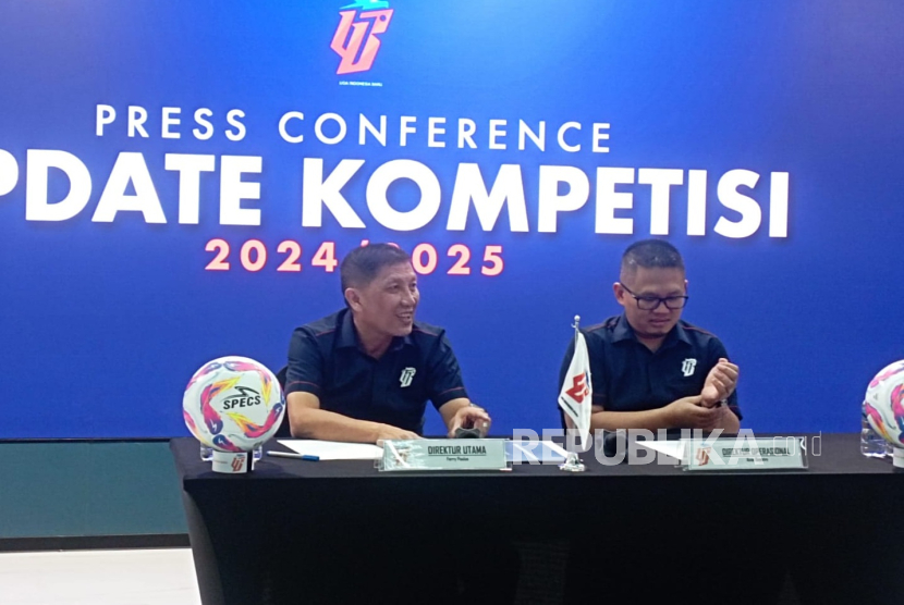 Direktur Utama PT Liga Indonesia Baru (LIB) Ferry Paulus (kiri) dan Direktur Operasional LIB Asep Saputra.
