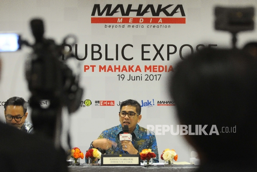 Direktur Utama PT Mahaka Media Tbk Adrian Sarkawie menyampaikan keterangan kepada wartawan seusai Rapat umum Pemegang Saham Tahunan (RUPST) PT Mahaka Media Tbk di Jakarta, Senin (19/6). 