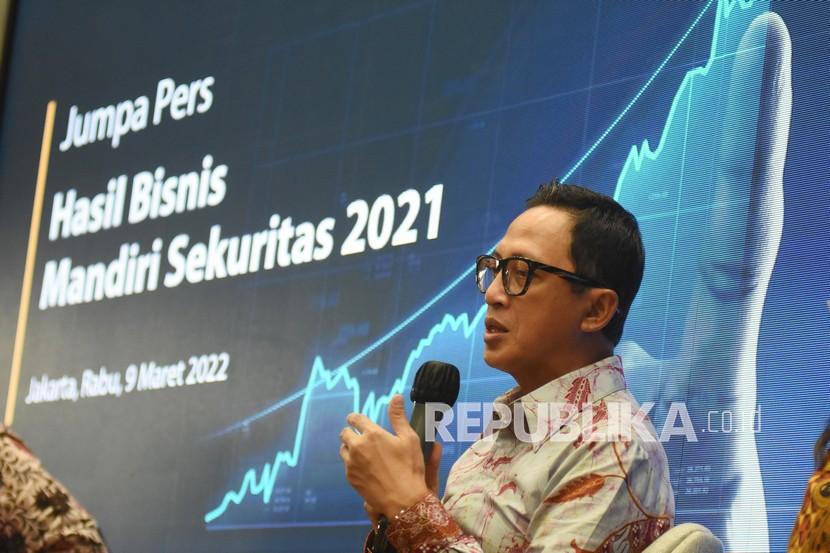 Direktur Utama PT Mandiri Sekuritas Oki Ramadhana menyampaikan paparan Hasil Bisnis Mandiri Sekuritas Tahun 2021 di Jakarta, Rabu (9/3/2022).