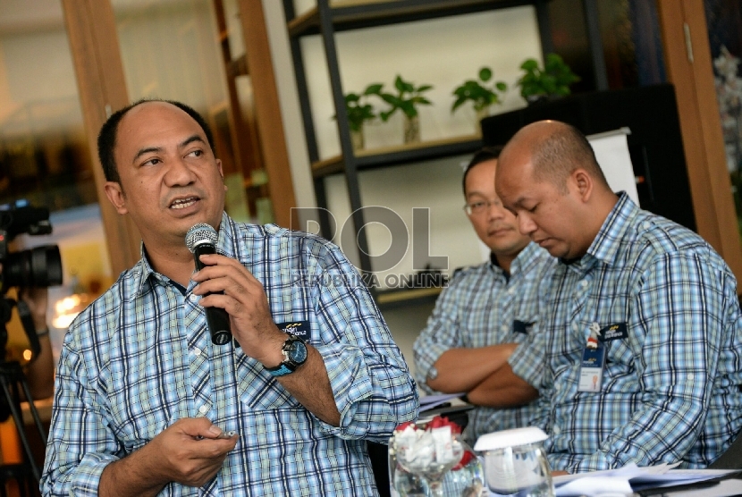 Direktur Utama PT Mandiri Tunas Finance Ignatius Susatyo Wijoyo (kiri) memberikan paparan kinerja 2014 dan di Jakarta, Senin (16/2). 