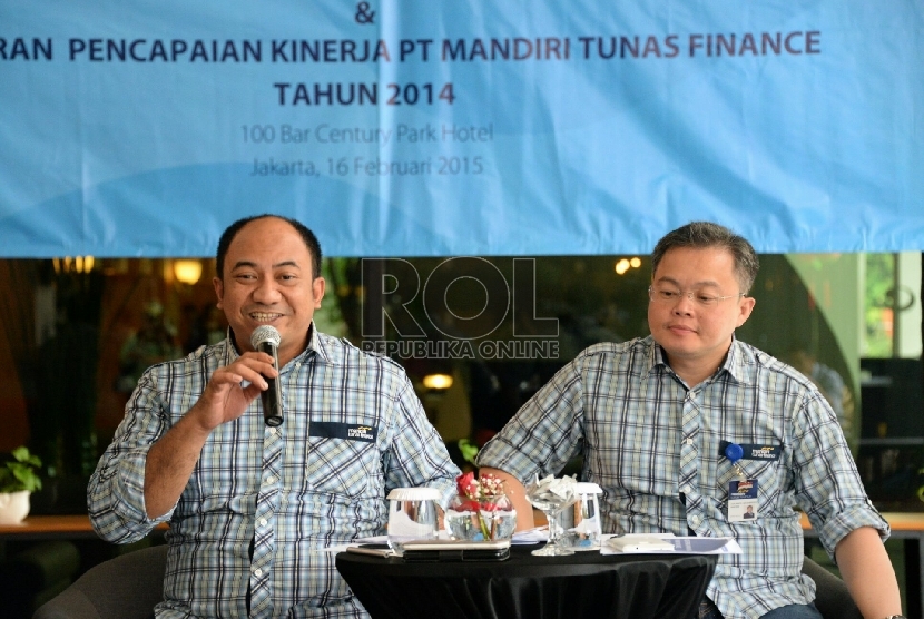 Direktur Utama PT Mandiri Tunas Finance Ignatius Susatyo Wijoyo (kiri) dan Direktur Harjanto Tjitohardjojo saat memberikan paparan kinerja 2014 di Jakarta, Senin (16/2).
