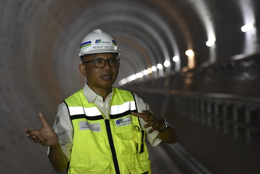 Direktur Utama PT Mass Rapid Transit Jakarta Jakarta William P Sabandar meninjau perkembangan pembangunan proyek MRT di Stasiun MRT Senayan, Jakarta, Senin (14/8). 