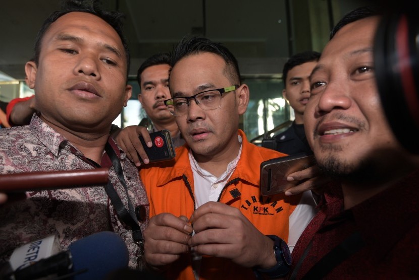 Direktur Utama PT Melati Technofo Indonesia Fahmi Darmawansyah (tengah) mengenakan rompi tahanan saat meninggalkan gedung KPK, Jakarta, Jumat (23/12). 