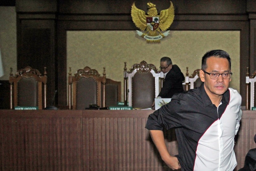 Direktur Utama PT. Merial Esa Fahmi Darmawansyah berjalan usai menjalani sidang dakwaan di Pengadilan Tipikor, Jakarta, Senin (13/3).