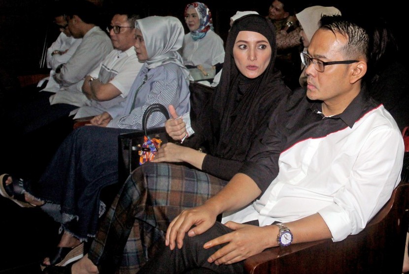 Direktur Utama PT. Merial Esa Fahmi Darmawansyah (kanan) bersama Istrinya Inneke Koesherawati (kedua kanan) 