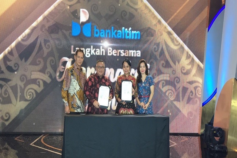 Direktur Utama PT MNC Sekuritas Susy Meilina (dua dari kanan) melakukan penandatanganan kerja sama dengan Direktur Utama PT BPD Kaltim Kaltara Zainuddin Fanani (dua dari kiri) di The Westin Hotel, Jakarta Selatan, Rabu (15/11). 