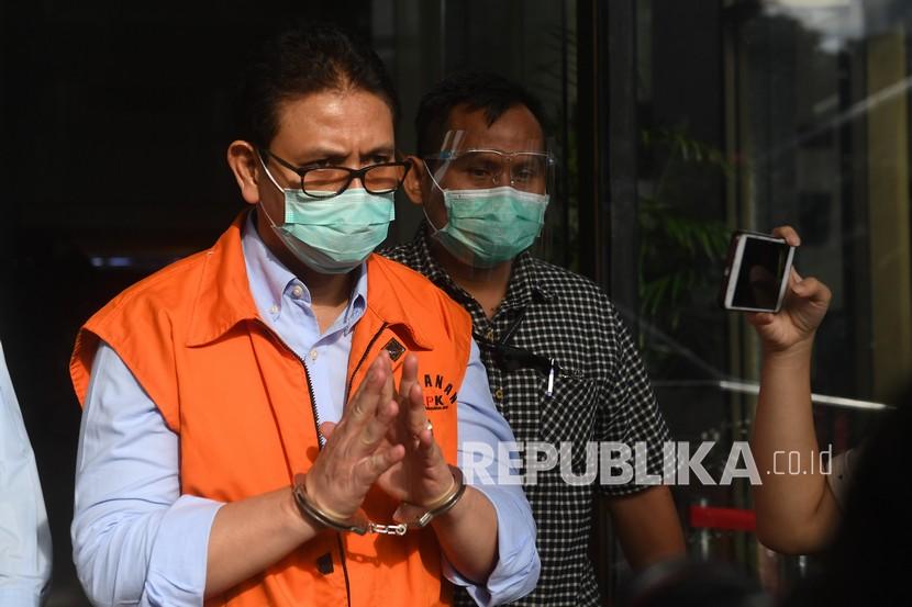 Direktur Utama PT PAL Indonesia (Persero) Budiman Saleh menuju mobil tahanan.