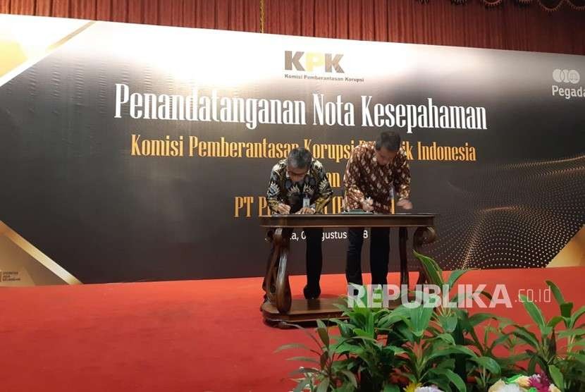 Direktur Utama PT Pegadaian (Persero), Sunarso (batik abu-abu) bersama Deputi Pencegahan Komisi Pemberantasa Korupsi (KPK), Pahala Nainggolan, melakukan penandatanganan Nota Kesepahaman (MoU) dalam hal menangkal gratifikasi dan meningkatkan penerapan Good Corporate Governance, di Kantor Pusat Pegadaian, Jakarta, Senin (6/8). 