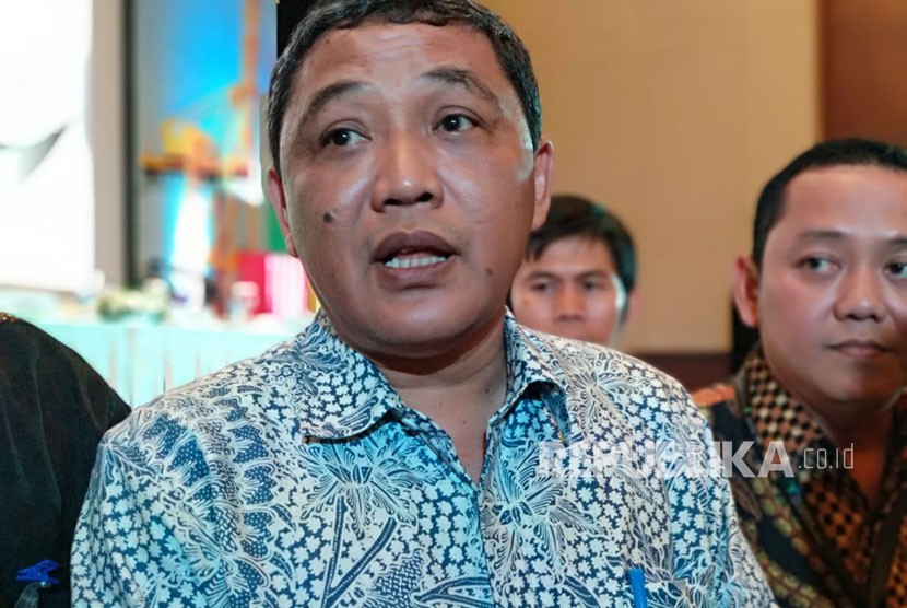 Direktur Utama PT Pelabuhan Indonesia (Pelindo) IV (Perseo) Doso Agung menjelaskan mengenai penerbitan obligasi I 2018 senilai Rp 3 triliun di kawasan SCBD Sudirman, Jakarta Selatan, Jumat (25/5).(Republika/Rahayu Subekti)