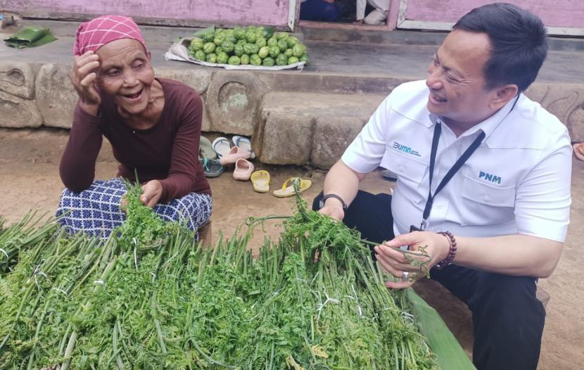 Direktur Utama PT Permodalan Nasional Madani (PNM), Arief Mulyadi berharap program PNM Mekaar dapat menjadi solusi bagi kelompok subsisten untuk menaikan taraf hidupnya. (foto ilustrasi)