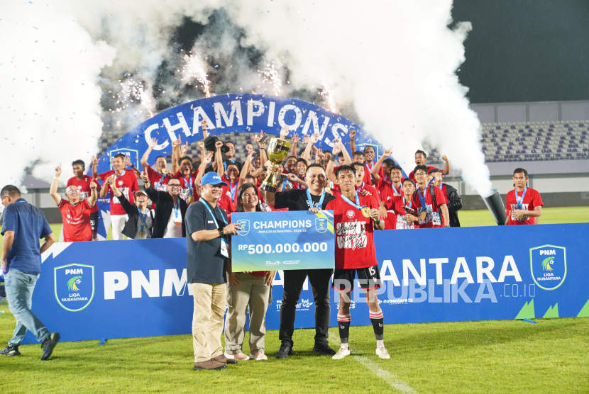 Direktur Utama PT Permodalan Nasional Madani (PNM) Arief Mulyadi (kiri depan) dalam penyerahan hadiah juara pada final PNM Liga Nusantara 2024/2025 di Stadion Indomilk Arena, Tangerang, Kamis (27/2/2025) malam..