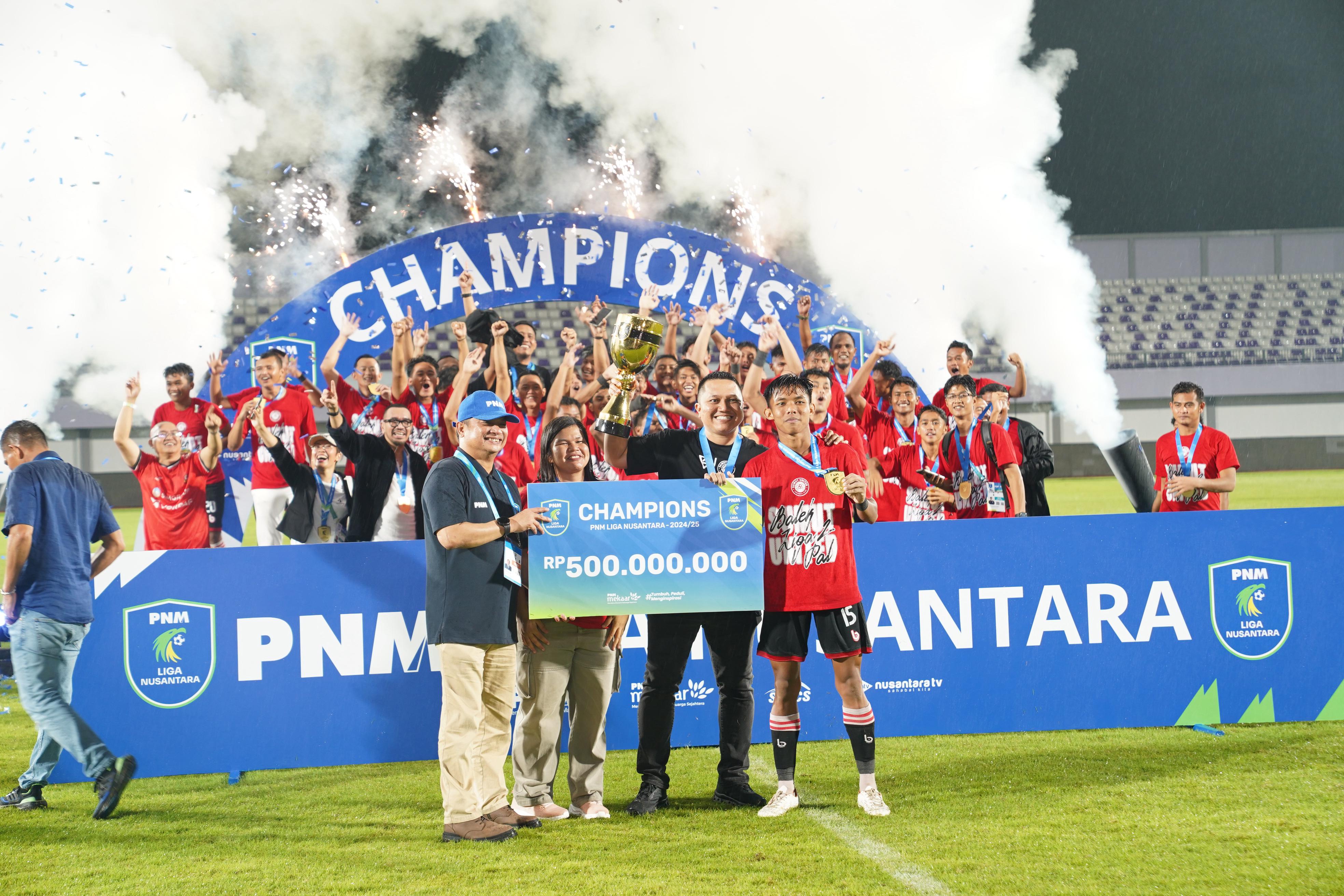 Direktur Utama PT Permodalan Nasional Madani (PNM), Arief Mulyadi, menyerahkan hadiah sebesar Rp.500 juta kepada sang juara PNM Liga Nusantara, Sumut United FC.