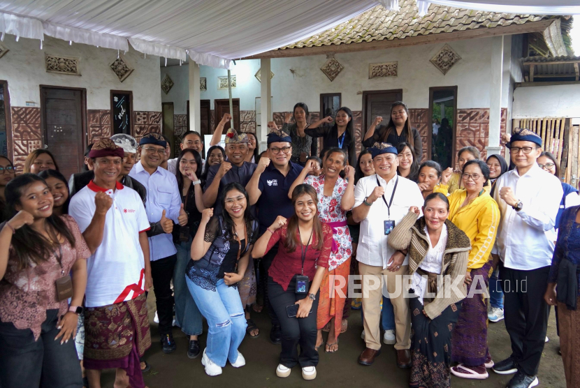 Direktur Utama PT Permodalan Nasional Madani (PNM) Arief Mulyadi serta jajaran direksi bank BRI dan BNI menyambut kunjungan Wakil Menteri BUMN Bapak Kartika Wirjoatmodjo di Desa Ulian, Kintamani.