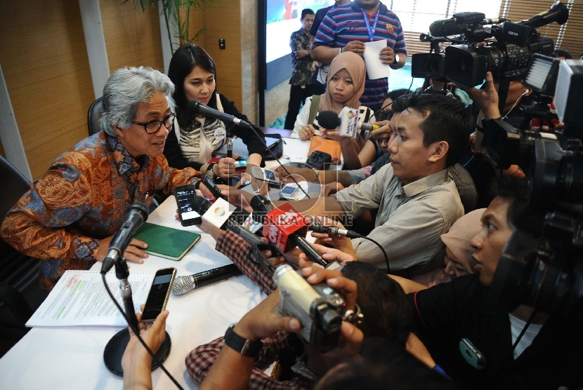 Direktur Utama PT Pertamina Dwi Soetjipto berbicara usai konferensi pers mengenai Laporan Hasil Forensik Petral di Jakarta, Senin (9/11).