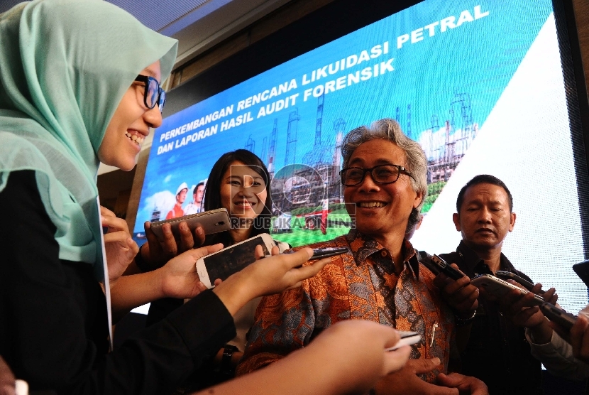 Direktur Utama PT Pertamina Dwi Soetjipto berbicara usai konferensi pers mengenai Laporan Hasil Forensik Petral di Jakarta, Senin (9/11).