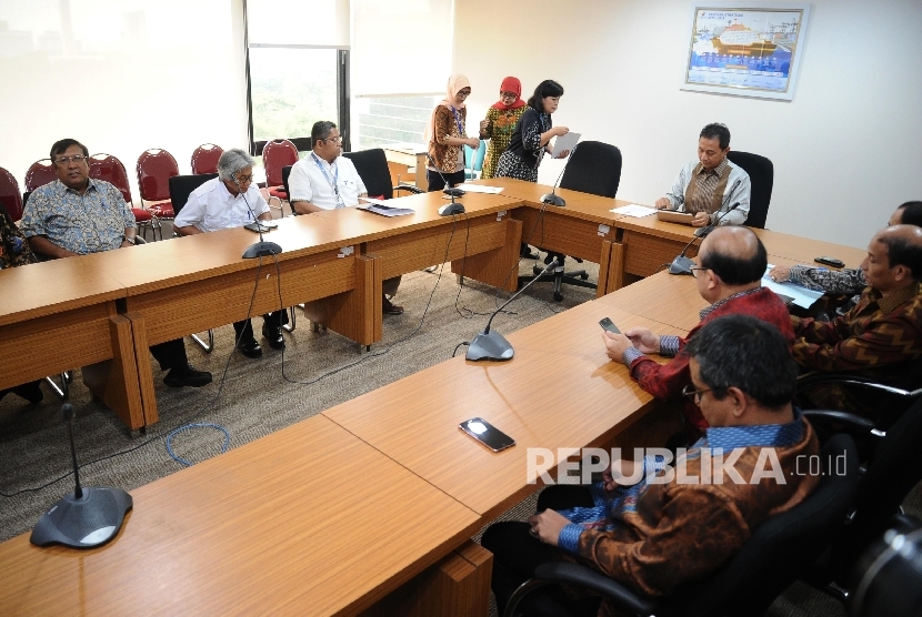 Direktur Utama PT Pertamina Dwi Soetjipto (Kedua kiri), Wakil Direktur Utama Ahmad Bambang (kiri) hadir saat akan mengikuti Rapat Umum Pemegang Saham Luar Biasa di Kantor Kementerian BUMN, Jakarta, Jumat (3\2).