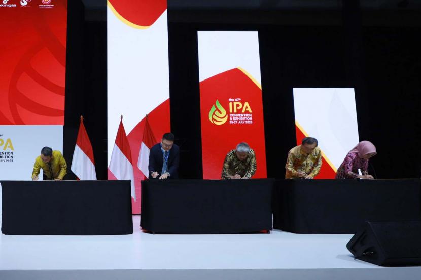 Direktur Utama PT Pertamina Hulu Energi (PHE) Wiko Migantoro menandatangani Perjanjian Jual Beli Kepemilikan Blok Masela pada pembukaan Indonesian Petroleum Association (IPA) Convention & Exhibition di ICE BSD, Tangerang, Banten, Selasa (25/7/2023).  