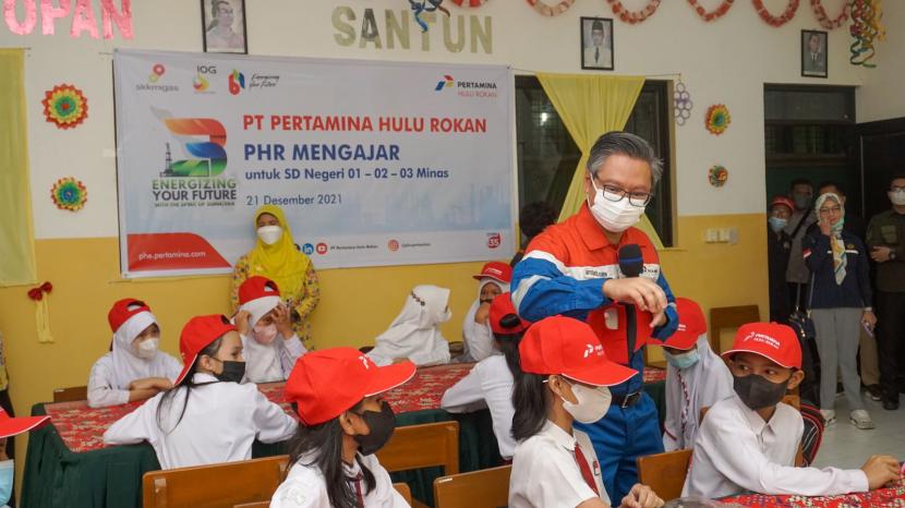 Direktur Utama PT Pertamina Hulu Rokan (PHR) Jaffee A Suardin memberikan edukasi manfaat migas kepada siswa SDN 01, 02, dan 03 Kabupaten Siak, Pekanbaru, Selasa (21/12). 