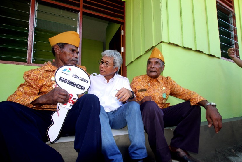 Direktur Utama PT Pertamina Persero Dwi Soetjipto (kedua kanan) berbincang dengan veteran saat meninjau rumah yang dibangun oleh Pertamina di Kampung Amban, Distrik Manokwari Barat, Papua Barat, Selasa (16/8). 