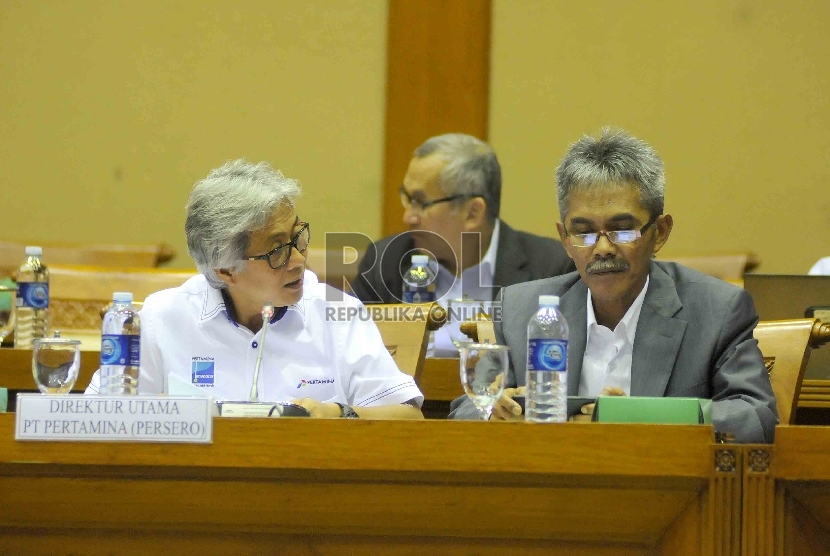 Direktur Utama PT Pertamina (Persero) Dwi Soetjipto (kiri) serta Direktur Hulu Pertamina, Syamsu Alam Bank (kanan) mengikuti rapat dengar pendapat dengan Komisi VII DPR RI di Gedung DPR RI, Jakarta, Rabu (27/5).