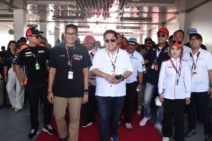 Direktur Utama PT Pertamina (Persero) Nicke Widyawati bersama Menteri BUMN Erick Thohir, dan Menteri Pariwisata dan Ekonomi Kreatif Sandiaga Uno, di ajang MotoGP Mandalika 2023.
