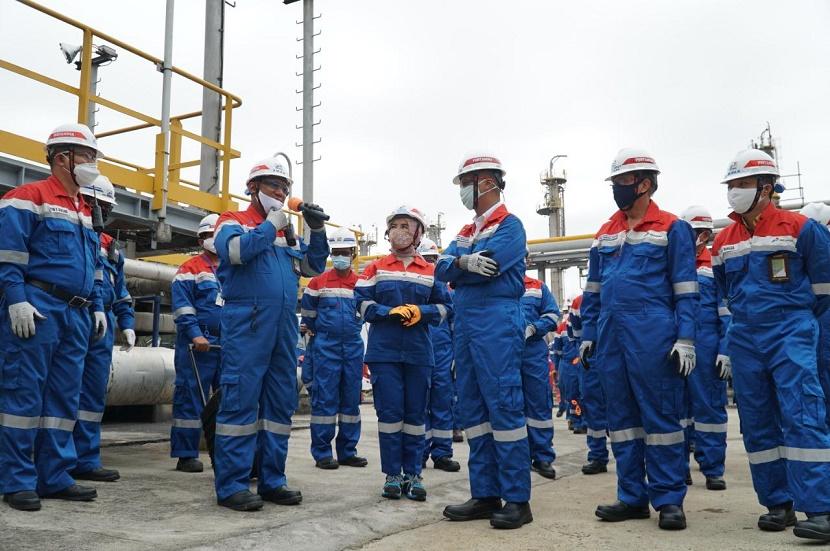 Direktur Utama PT Pertamina (Persero) Nicke Widyawati (tengah) saat meninjau Kilang Refinery Unit (RU) II Dumai, Riau.