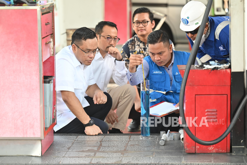 Direktur Utama PT Pertamina (Persero) Simon Aloysius Mantiri melakukan inspeksi mendadak (sidak) ke sejumlah Stasiun Pengisian Bahan Bakar Umum (SPBU) didampingi Pelaksana Tugas Harian (PTH) Direktur Utama PT Pertamina Patra Niaga, Mars Ega Legowo Putra, serta PT Surveyor Indonesia dan TUV Rheinland Indonesia.