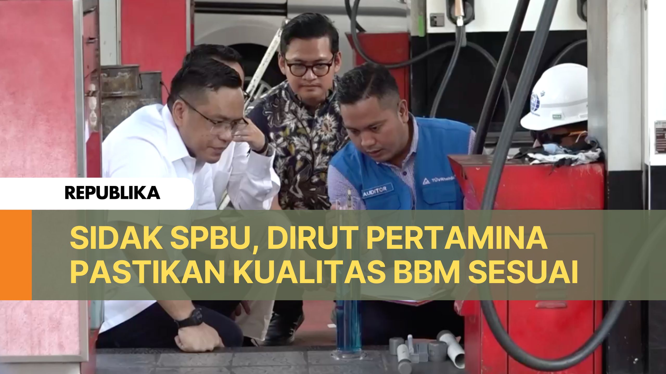 Direktur Utama PT Pertamina (Persero) Simon Aloysius Mantiri melakukan inspeksi mendadak (sidak) secara langsung ke sejumlah Stasiun Pengisian Bahan Bakar (SPBU) di Jakarta untuk melihat kualitas BBM produk Pertamina.