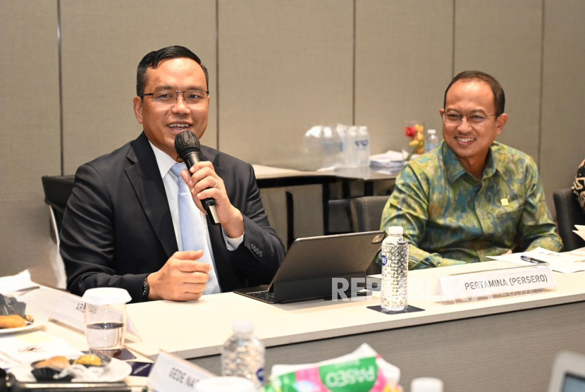 Direktur Utama PT Pertamina (Persero) Simon Aloysius Mantiri pada kesempatan presentasi uji publik di hadapan tim penilai Monev Keterbukaan Informasi Publik, Kamis (20/11/2025).