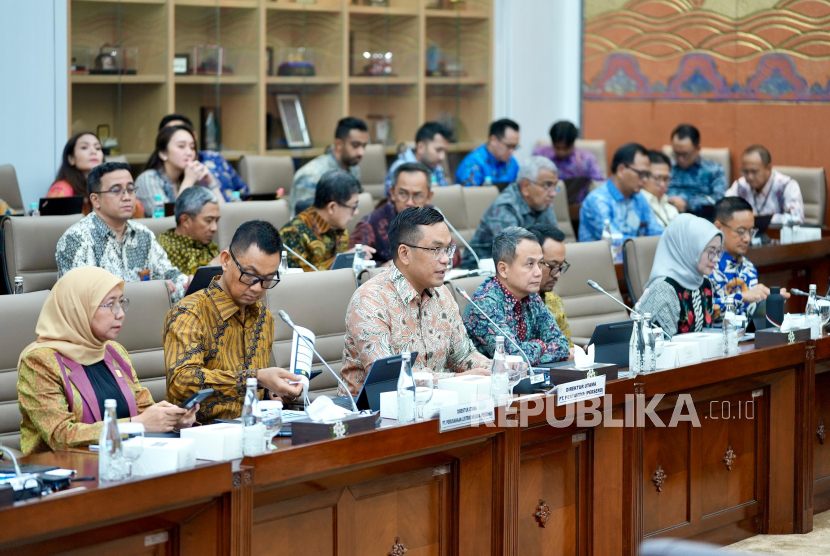 Direktur Utama PT Pertamina (Persero) Simon Aloysius Mantiri saat Rapat Dengar Pendapat (RDP) dengan Komisi VI DPRI RI, di Kompleks Senayan, Kamis (22/5/2025).