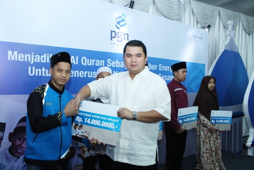Direktur Utama PT Perusahaan Gas Negara, Tbk (PGN) Hendi Prio Santoso memberikan bantuan santunan kepada para anak yatim di acara peringatan Nuzulul Quran di Masjid PGN, Jakarta Pusat, Selasa (28/6).